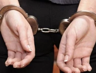 Χειροπέδες για δωροδοκία σε 50χρονη διευθύντρια του Δήμου Ιστιαίας - Αιδηψού για «λάδωμα»